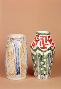 Jarrón del Taller Omega, 1914 y jarrón de porcelana posiblemente pintado por Roger Fry, 1912-19